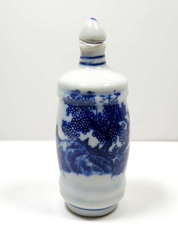 VINTAGE CHINESE BLUE AND WHITE SNUFF BOTTLE